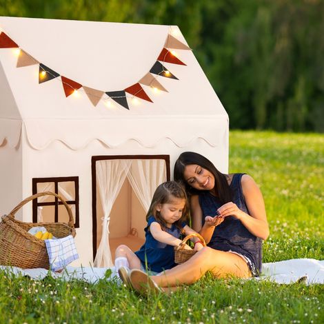 Tente de Jeu pour Enfants avec Tapis Antidérapant Matelassé Drapeaux Guirlande Lumineuse Globale Rideaux en Maille Fenêtres 3-14 Ans Beige (1/3)
