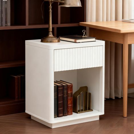 Table de chevet avec tiroir et niche de rangement ouverte style moderne avec façade cannelée table d'appoint robuste en bois adaptée aux chambres, salons ou bureaux — montage facile. (1/5)