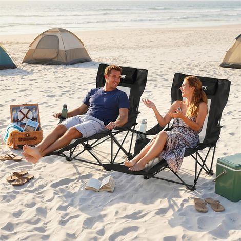 Ensemble de 2 chaises de camping inclinables et pliables avec repose-pieds, appui-tête et porte-gobelet amovibles, et sac de transport noir. (1/5)