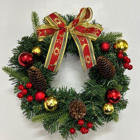 Couronne de Noël suspendue en sapin artificiel, décoration murale et de porte, kit déco festive avec ruban rouge doré, boules, pommes de pin et baies pour mise en scène (1/3)