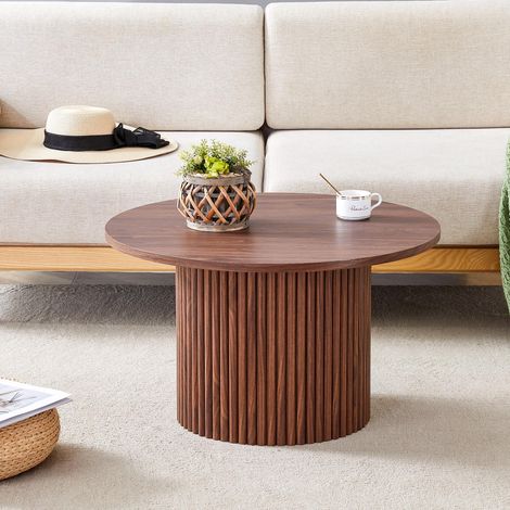 Table basse en MDF de 70 cm de diamètre : table d’appoint ronde couleur noyer avec un design rainuré dans le style des colonnes romaines, cadre en métal intégré, style rétro luxueux pour le salon.