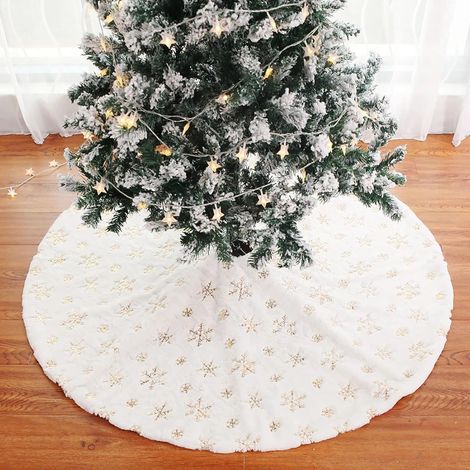 Tapis de sapin élégant orné de flocons de neige dorés, facile à installer pour une décoration de Noël chaleureuse. (1/5)