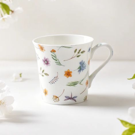Mug en porcelaine fine, orné d'un petit motif floral, parfait pour un petit-déjeuner maison ou comme mug à lait un cadeau idéal pour les femmes.