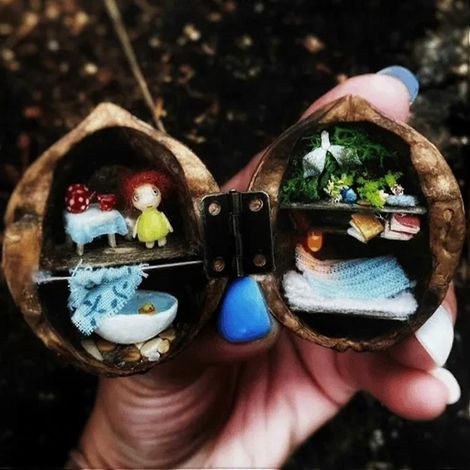 Miniatur-Bücherregal aus Walnussschalen, handgefertigte Miniaturwelt, Puppenhausmodell aus Kunstharz, einzigartige Walnussdekoration, Miniaturregalmodell (1/4)