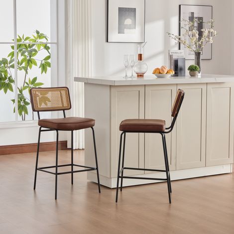 2 tabourets de bar design moderne, aspect brillant, rembourrés en cuir PU style vintage, sans accoudoirs, dossier en bois effet rotin, pieds métalliques laqués marron. (1/5)