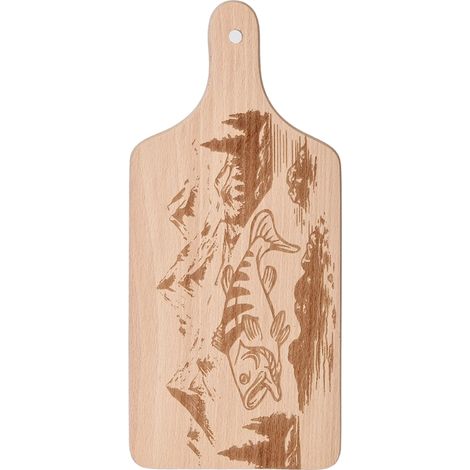Un tagliere in legno con inciso un pesce e delle montagne sullo sfondo. (1/3)