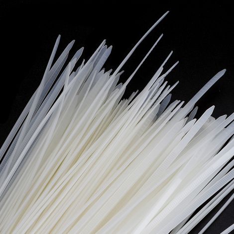 Packung mit 5 weißen Einweg-Kabelbindern aus Nylon mit Reißverschluss. (1/5)