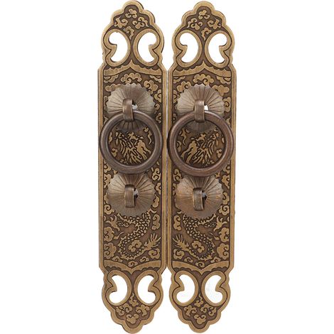 Deux ensembles de panneaux de portes d'armoires à motif porte-bonheur, poignées verticales droites, poignées de porte en laiton de style chinois en bronze antique et quincaillerie. (1/5)