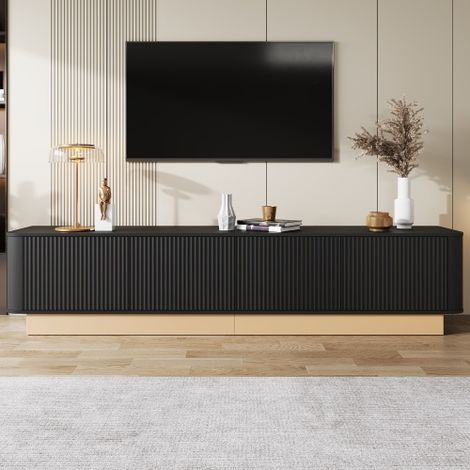 Meuble TV bas Meuble TV style luxe à rainures verticales — Modèle à quatre portes offrant un vaste espace de rangement console multimédia pour salon dotée d'étagères réglables et de bords arrondis (1/5)
