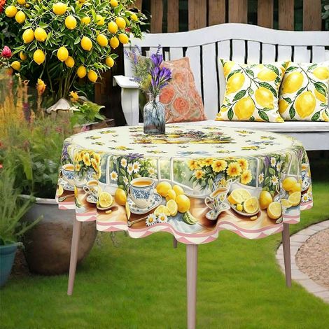 Nappe ronde délicate à motif floral rose et citron, idéale pour les repas d'été sur le thème du solstice d'été. Légère et parfaite pour les réunions entre amis. (1/4)