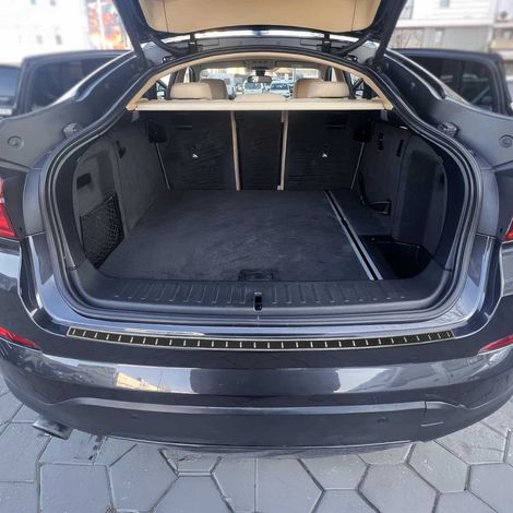 OMAC Ladekantenschutz für VW Multivan T7 2022-2026 Acryl glänzend schwarz (1/5)