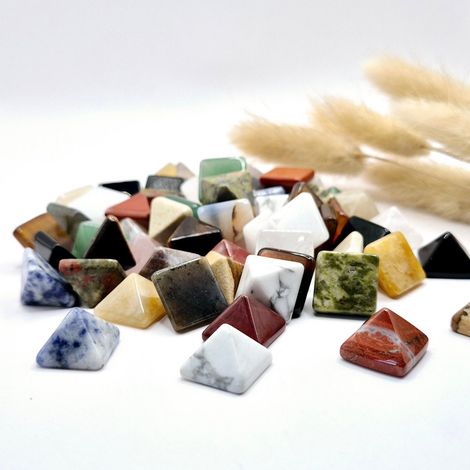Mini Pyramide en Pierre Naturelle pour Méditation et Décoration Intérieure 1,5 cm - PANGIVO (1/3)