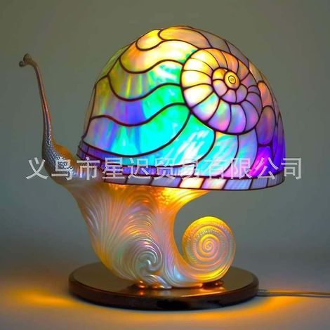 Dekorative Tischlampe aus Buntglas (versandkostenfrei) – Bunte Schnecken-Schreibtischlampe (1/5)