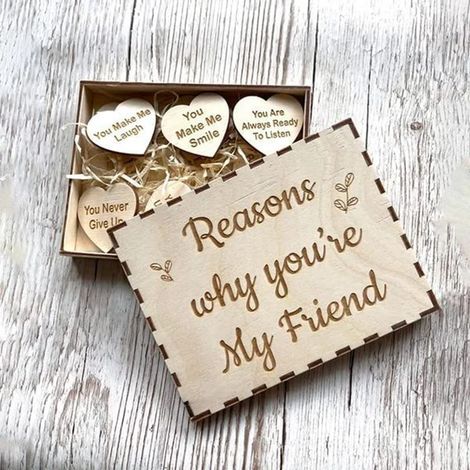 Personalisierte Geschenkbox aus Holz mit eingravierten Herzen, ein einzigartiges Freundschaftsgeschenk für Ihre beste Freundin. (1/5)