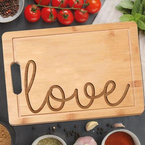 Planche à découper "LOVE" – Cadeau amoureux personnalisé en bambou (1/5)