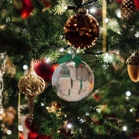 3,15 Zoll große Mini-Weihnachtsdekoration mit bunten PVC-Schleifen, lustige Mini-Dekoration für Weihnachten und Halloween, Ausführung 2 (1/5)