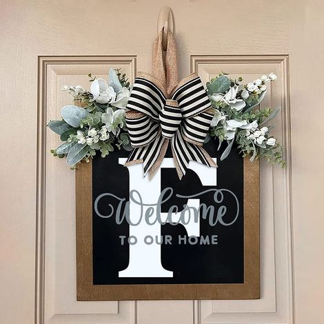 Corona para puerta con letras y guirnalda artificial "Apellido" – Decoración rústica de pared hecha de madera natural, decoración de temporada multicolor (1/5)