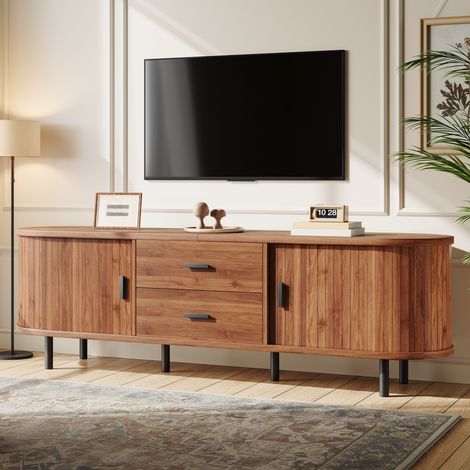 Mueble bajo para TV con extremos redondeados, veta vertical, puertas correderas, tiradores negros, 2 cajones, patas de metal negro, banco para TV para salón. (1/5)