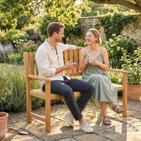 Banc de jardin 2 places en bois résistant aux intempéries avec accoudoirs à lattes. Supporte jusqu'à 320 kg, dimensions : 112 x 64 x 92 cm, bois naturel. (1/5)
