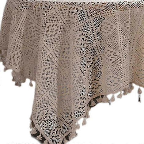 Nappe ronde vintage style champêtre américain, crochetée à la main, ornée de dentelle ajourée, de franges et de pompons, idéale pour une table de mariage ou de réception. (1/5)