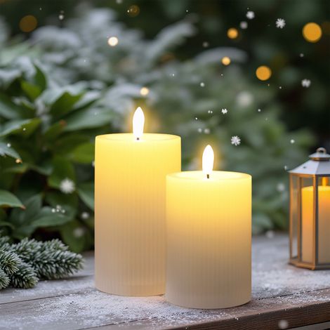 LED Stumpenkerze weiß geriffelt 2er Set für Außen mit Flammen Effekt - 12 / 10 cm - Künstliche Kerze warm weiß beleuchtet mit Timer