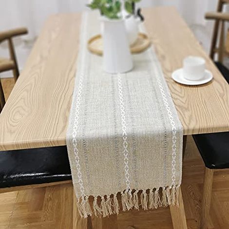 Chemin de table rétro élégant en coton et lin tissé à la main avec pompons, idéal pour un mariage ou une décoration intérieure. Motif croix jaune. (1/4)