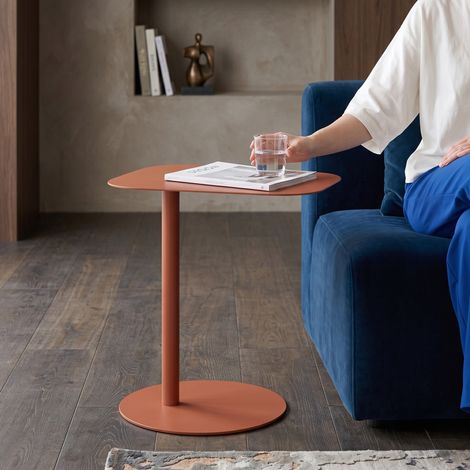 Tavolino Laterale da Divano Nastätten Metallo Piano Trapezoidale - Rosso Mattone Opaco [en.casa] (1/5)