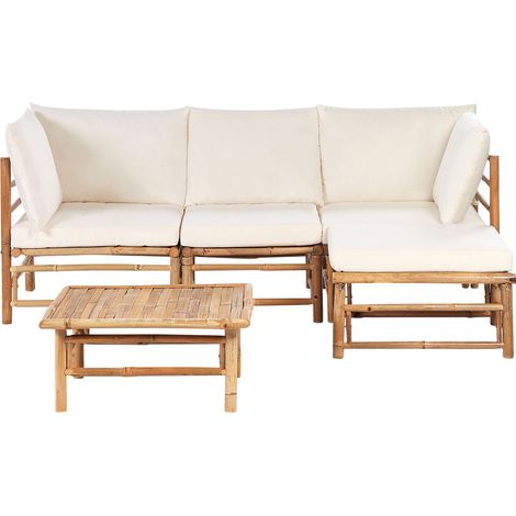 Set da giardino angolare composto da divano 2 posti 2 poltrone e tavolino in bambù bianco sporco con cuscini bianchi Cerreto (1/5)