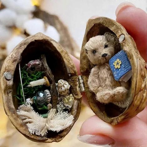 Miniaturbibliothek aus Walnussschalen, handgefertigte Miniaturwelt, Puppenhausmodell aus Kunstharz, einzigartige Walnussdekoration, Miniaturmodell für Sammler (1/4)