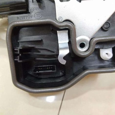 51227149447 is suitable for the left rear lock cylinder of a 2009-2017 BMW 5 Series. (1/4)