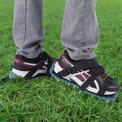 Paire de sandales aératrices de pelouse à pointes, outil de jardin pour ameublir le sol, chaussures à crampons, 3 sangles, taille unique. (1/5)
