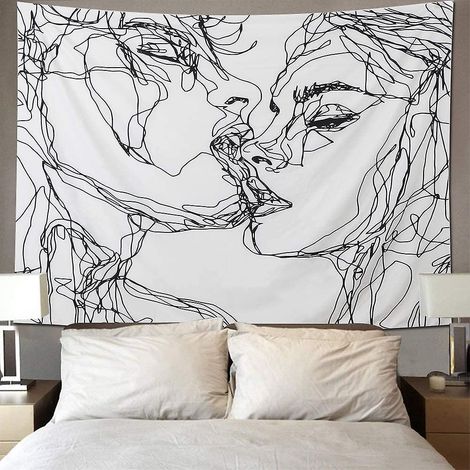 Tapisserie murale abstraite représentant des amoureux s'embrassant avec passion, idéale pour une chambre d'étudiant ou un salon. (1/5)