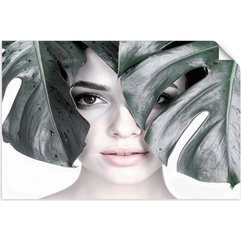 Selbstklebendes Poster – Wandsticker Porträt einer Frau mit Monstera-Blättern 90x60 cm (1/3)
