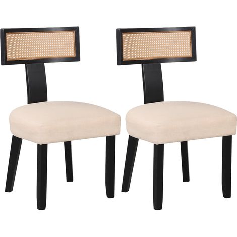 Silla de comedor con respaldo de ratán, asiento acolchado y patas de madera.