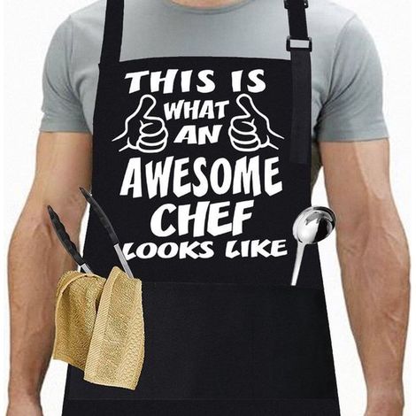 Set di due grembiuli da cucina personalizzati per uomo, grembiuli professionali regolabili, con disegni divertenti e spiritosi, realizzati in puro cotone nero, adatti per barbecue e un'ottima idea reg (1/5)