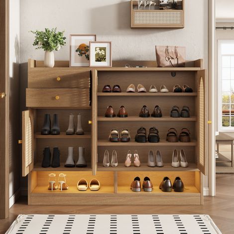 Meuble à chaussures avec 3 portes, 2 tiroirs et éclairage LED, façade en résine tressée, étagères réglables, bois clair, 120 x 35 x 100 cm pour l’entrée – CHICFURN (1/5)