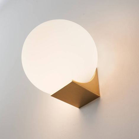 Minimalistische Wandleuchte mit weißer Kugel auf goldenem Sockel - Kandi