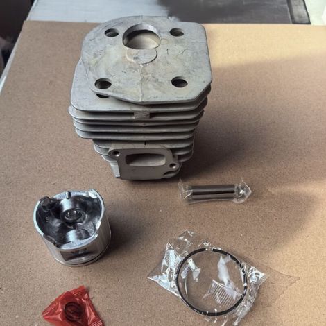 Ensemble piston-cylindre Husqvarna 353 de 45 mm, alésage de 45 mm, comprenant les segments de piston, pour une utilisation avec les tronçonneuses Husqvarna 353.