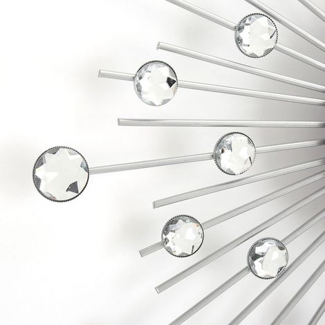 Petite horloge murale en fer forgé incrustée de diamants, disponible sur Amazon. (1/5)