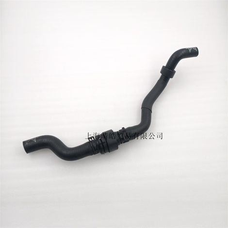 La référence 3TD122096 convient aux Volkswagen Passat, Skoda Octavia et Superb, et est compatible avec les tuyaux de refroidissement, les tuyaux d'eau et les durites en caoutchouc du moteur. (1/4)