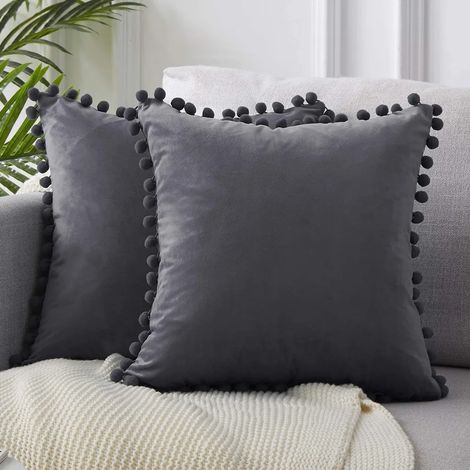 Lot de 2 coussins en velours à pompons, housses unies décoratives 45x45 cm gris anthracite, sans garnissage, pour canapé, chambre, bureau, voiture. (1/5)