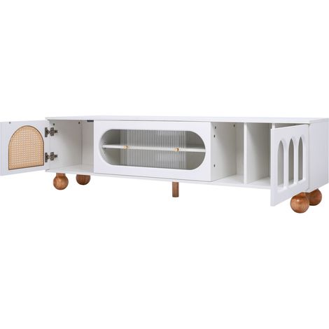 Meuble TV bas avec porte imitation rotin, porte coulissante en verre, trois compartiments ouverts en arche, poignées dorées et pieds en bois massif. (1/5)