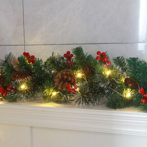 PVC-Weihnachtskranz mit Tannennadeln und weißen und roten Beeren, Rattan-Dekoration, Kamin-Dekoration im europäischen Stil, 1,8 m + 5 m batteriebetriebene Lichterkette. (1/5)