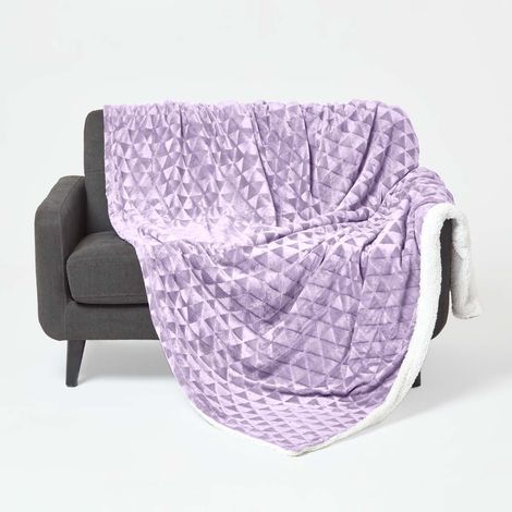 HOMESCAPES Kuschelige Samtdecke mit Dreiecksmuster – Sherpa-Decke lavendel-lila, 130 x 160 cm