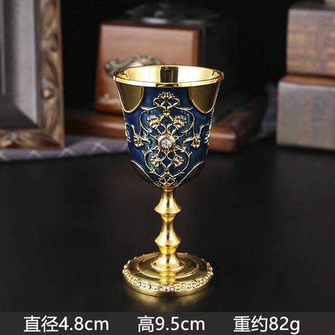 Verre à pied incrusté de diamants (style Orchidée Dorée), dégageant une touche de luxe discret.