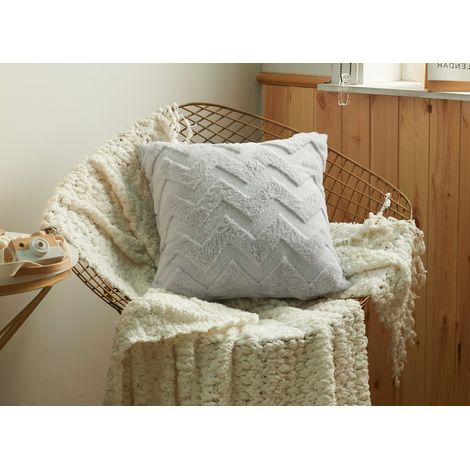 Coussin carre 45x45 cm en tissu doux motif chevron gris clair (1/2)