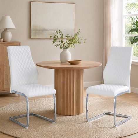 2 sillas de comedor blancas con respaldo alto y estructura metálica plateada DESVIAE (1/5)