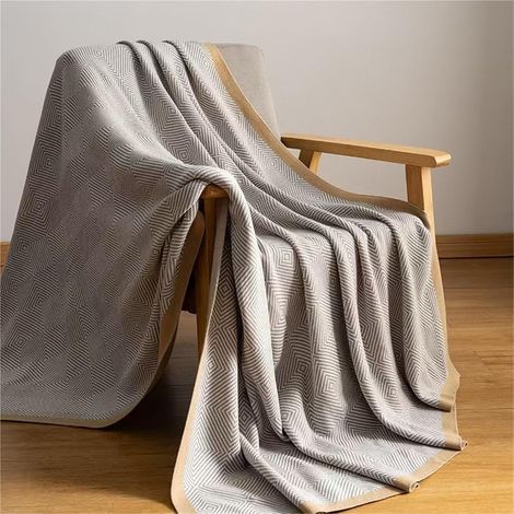 Manta de lujo para cama, ideal para salón, sofá y oficina. Suave, ligera y con un diseño de espiga afelpada sobre textura de papel (color camel, 130 x 180 cm). (1/5)