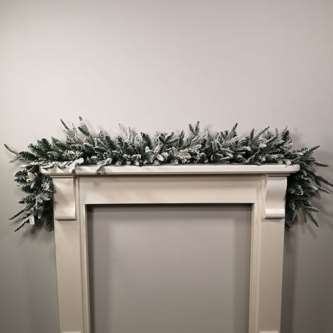 6ft (1.8m) Lapland Flocked Garland with PE and PVC Tips (1/3)