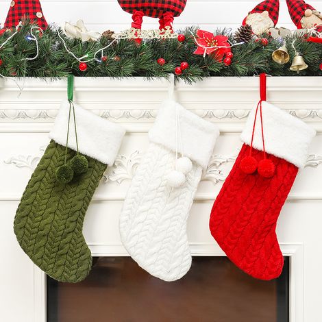 Set aus 2 großen, rustikalen, geflochtenen Weihnachtsstrümpfen, ideal zum Dekorieren des Kamins während der Weihnachtszeit. (1/5)